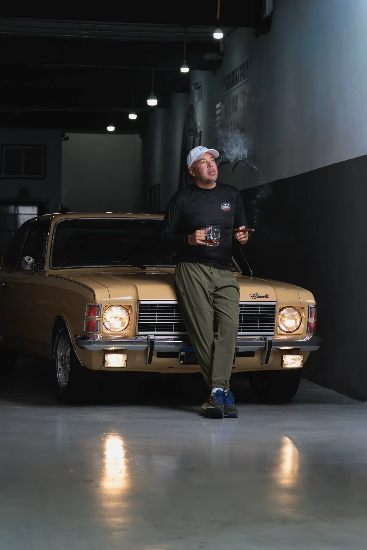 Opala cupê dourado iluminado na garagem da JJ Garage 73