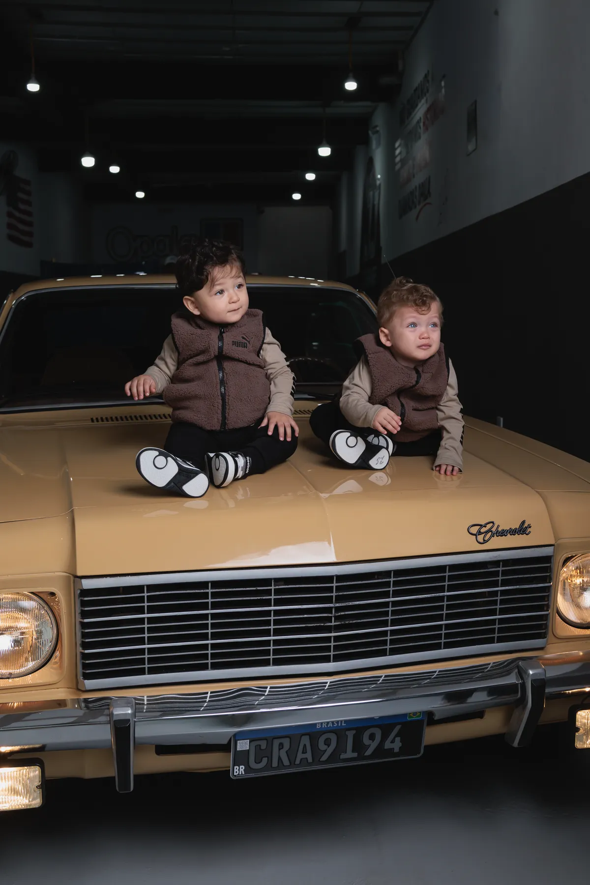 Os netos sentados no capô do Opala cupê dourado