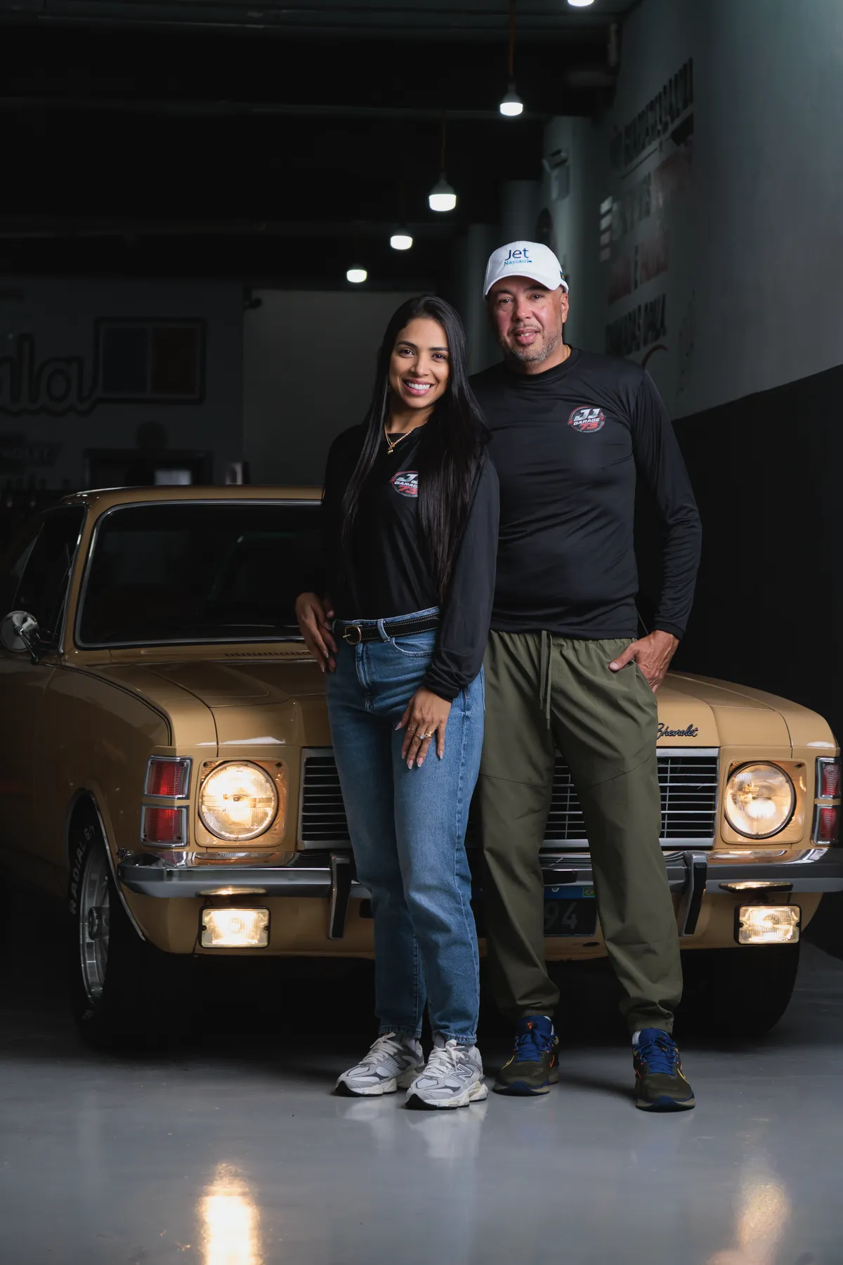 Casal fundador da JJ Garage 73 em frente ao Opala dourado